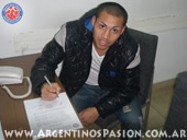 Gaspar Iñiguez firmando la extensión de su contrato hasta le 2015
