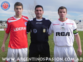 Argentinos Juniors: Los capitanes y el árbitro, antes del partido de la 6ta División