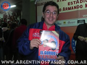 Argentinos Juniors: El Dr Artese con la Revista de Argentinos Pasión Nº 15.