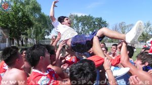Argentinos Juniors: Fútbol Amateur, la 6ta División Campeona, Cristian Zermaten vuela por el aire en los festejos.