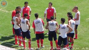 Argentinos Juniors: El DT Schurrer habla a sus dirigidos