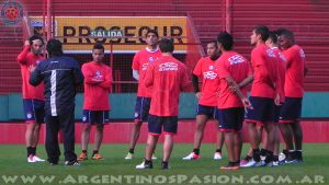Argentinos Juniors: Caruso Lombardi dando las últimas indicaciones