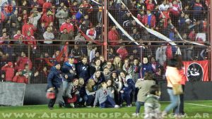 Argentinos Juniors: Turistas en la cancha al término del partido