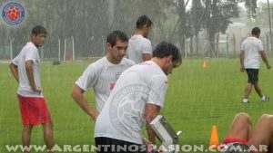 Argentinos Juniors: La lluvia no fue impedimento para que el Bicho entrenara.
