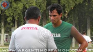Argentinos Juniors: José Carlos Fernández conversando con el DT Claudio Borghi