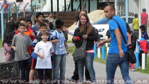 Argentinos Juniors: Cristian Ledesma, abordado por unos entusiastas chicos a la salida del entrenamiento.